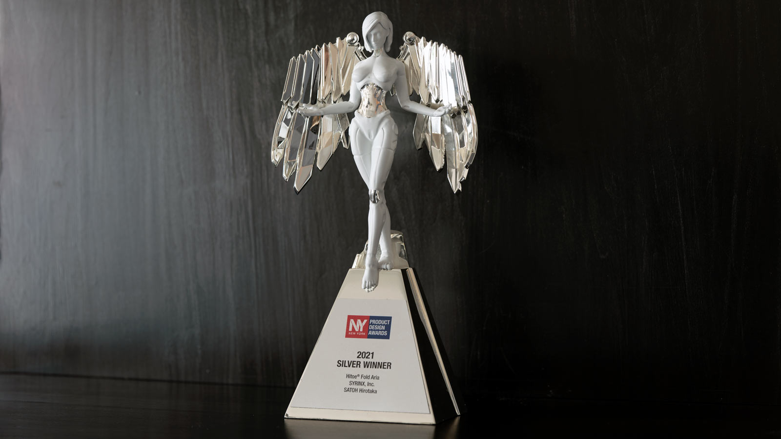 NY Product Design Awardsのトロフィー