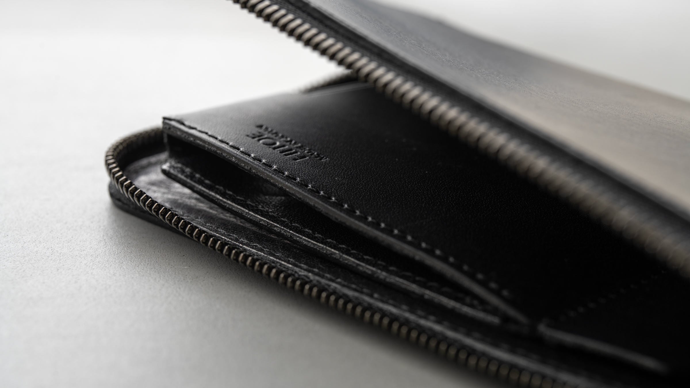 内部構造を再設計した薄い長財布。ダブルカードポケットによる見えない革新と新しい秩序。