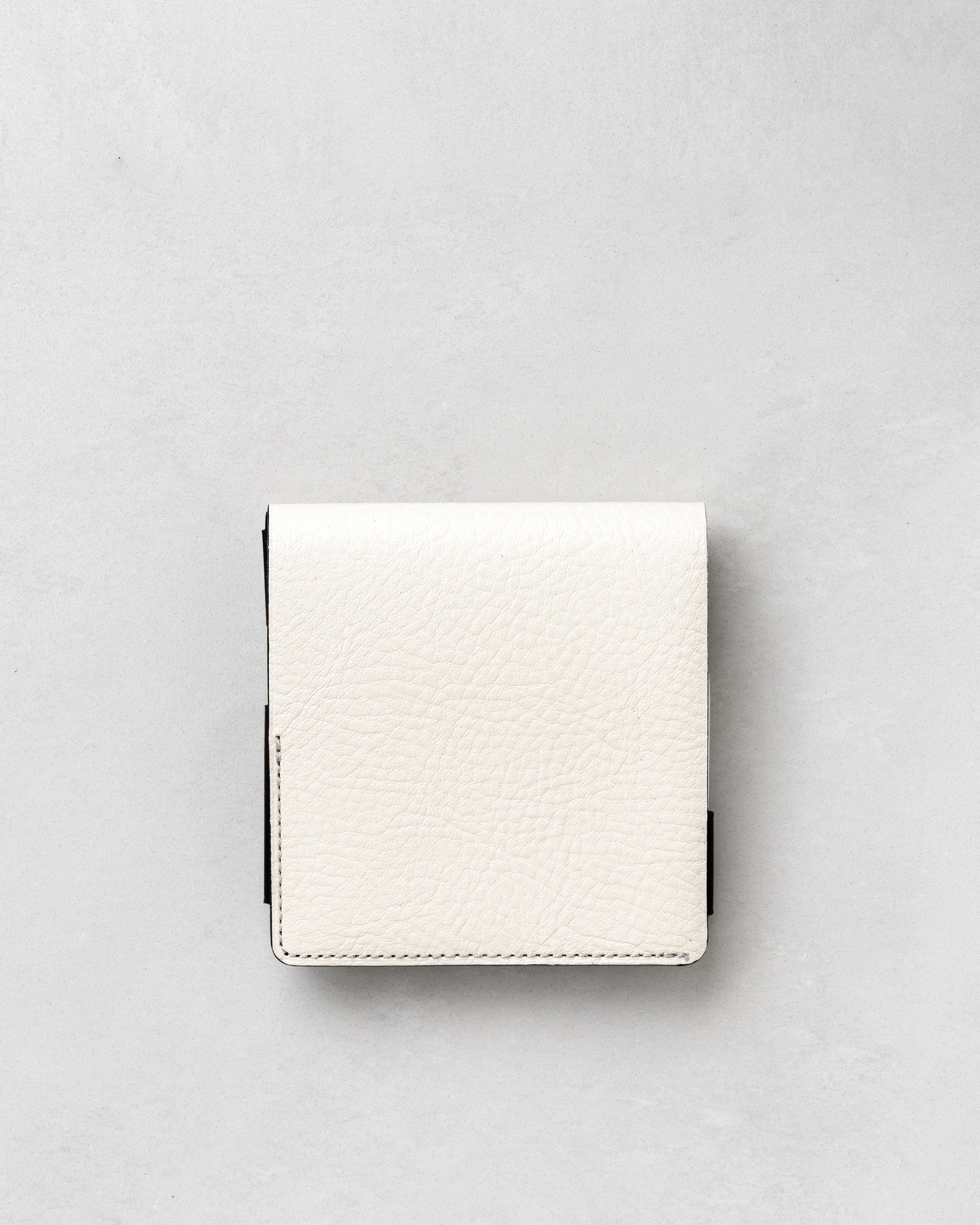 Light as air: Hitoe® Fold Aria - Monocromo - | Sophisticated monochrome