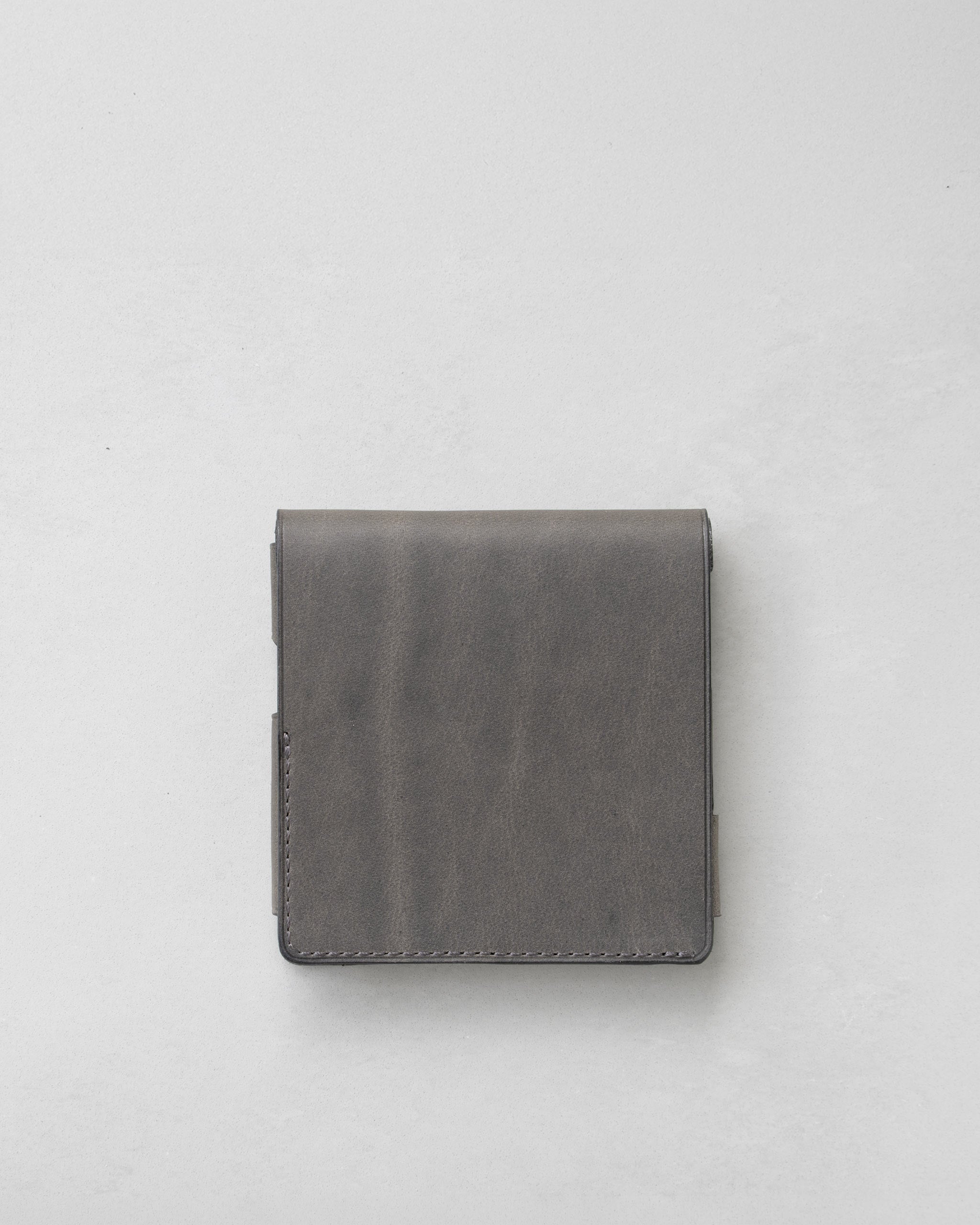 Small, thin wallet Hitoe® Fold - Antico - | Pull-up leather that marks time