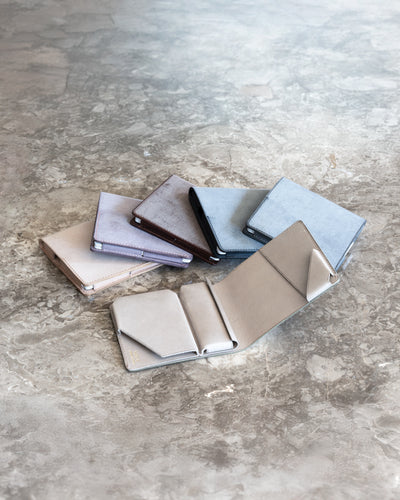 空気のように軽いミニ財布 |Hitoe® Fold Aria - Foschia -| 霧を纏うワックスレザー