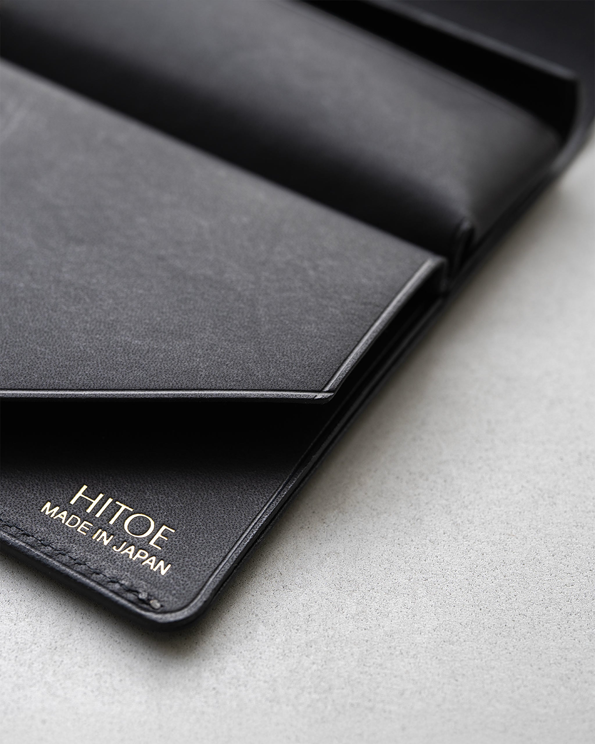 薄さを極めたミニ財布 – 構造から薄さを導く、Hitoe®シリーズ | Hitoe® Fold Less (3 cards) | SYRINX