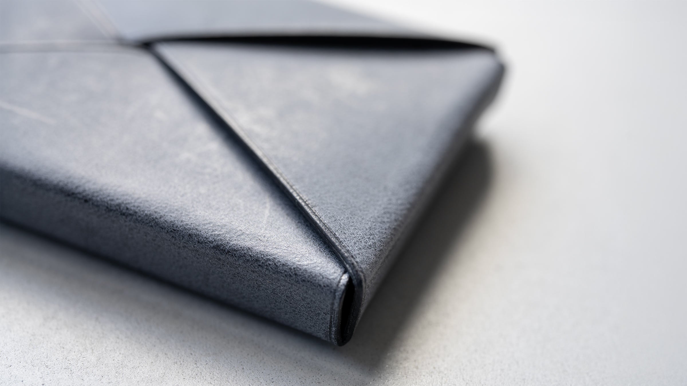 「包む」という行為を象徴する名刺入れ。SYRINXの思想『思考のカタチ』を体現する静かな構造。