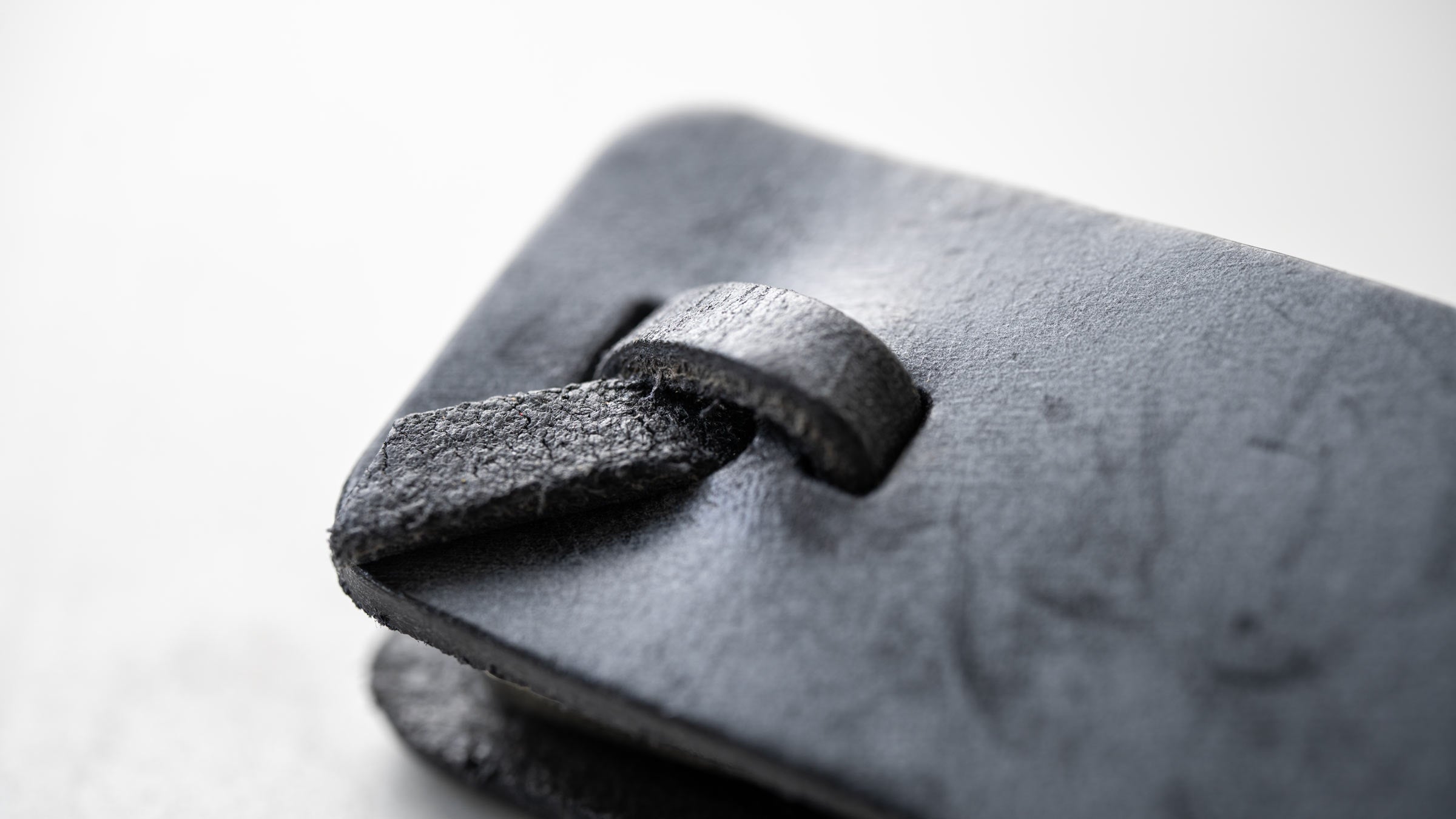 革を結ぶことで形を保つキーケース。緊張と調和のあいだに生まれる関係を表現。