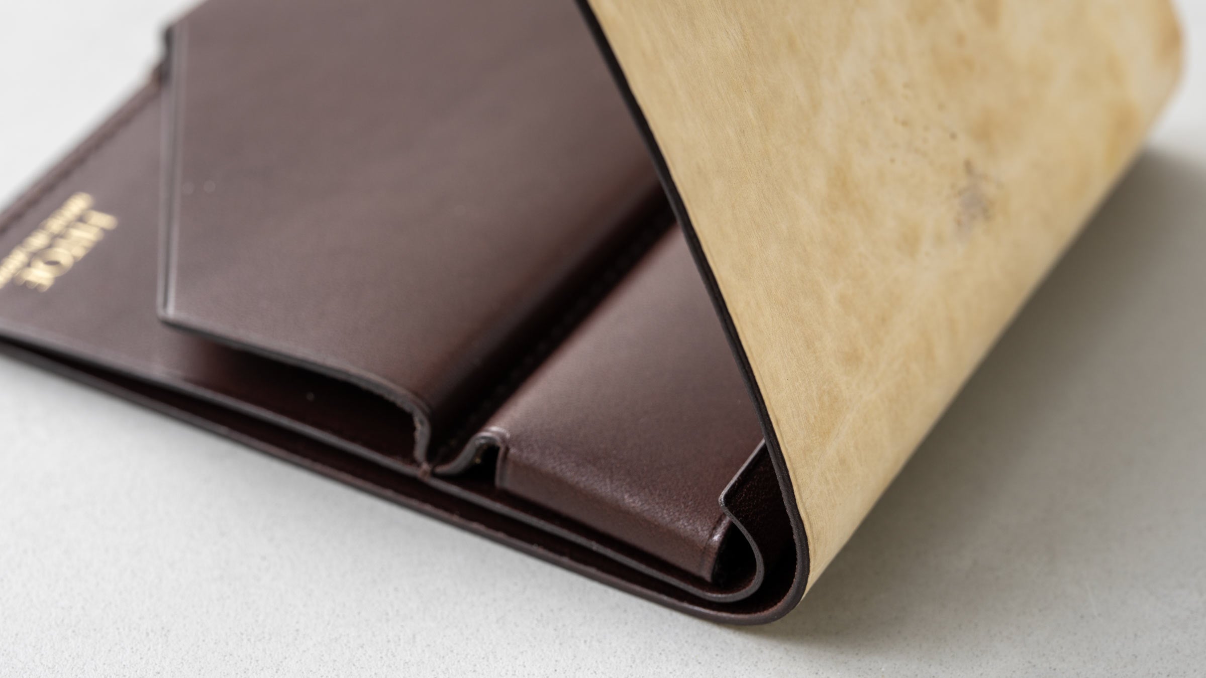 伝統的な革とマッシュルームレザーを組み合わせた薄い財布。異なる素材が共存する未来のかたち。