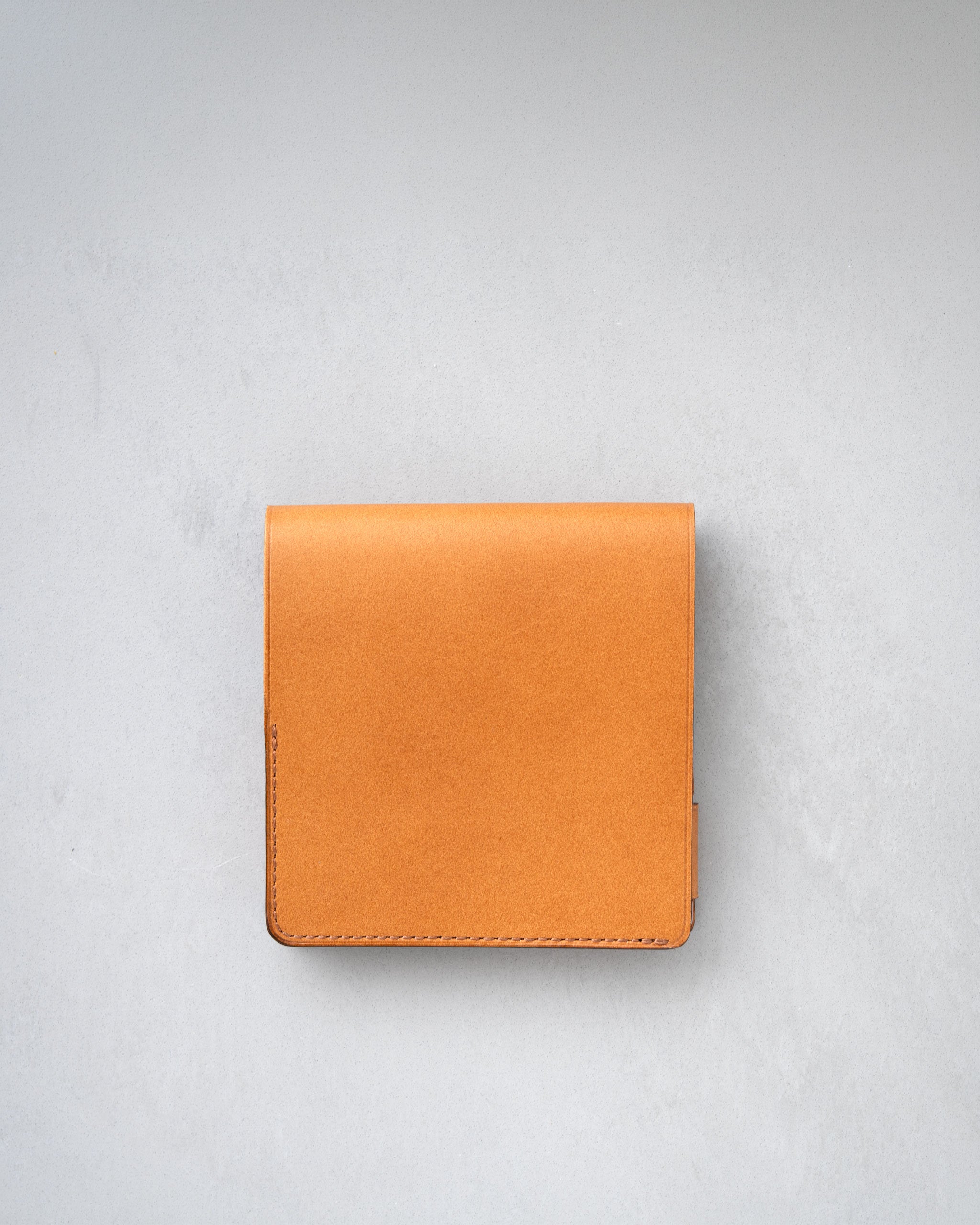 SYRINX Hitoe Fold 財布 キャメル Slim Bifold Wallet Hitoe® Fold - Liscio| Vacchetta leather with a