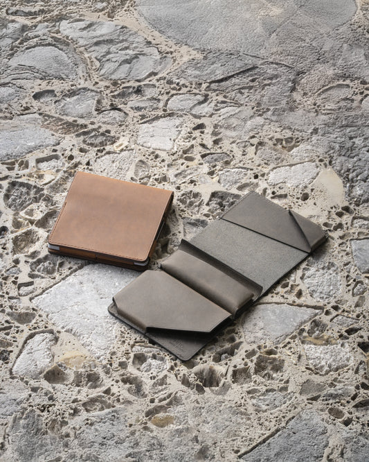 小さくて薄いミニ財布 Hitoe® Fold - Antico - | 時を刻むプルアップレザー