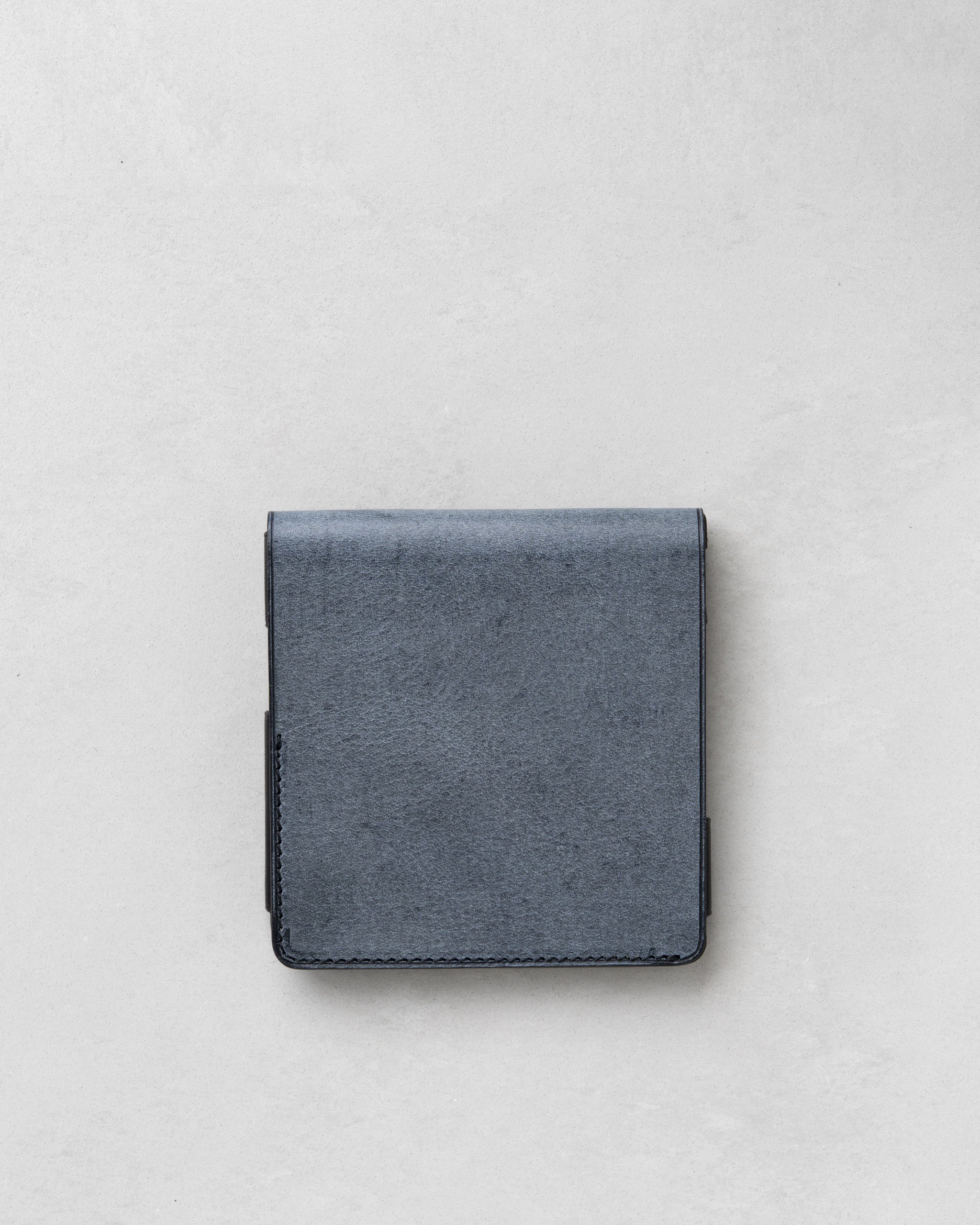 ミニマリズムの極致 Hitoe® Fold Less - Foschia - | 霧を纏うワックスレザー