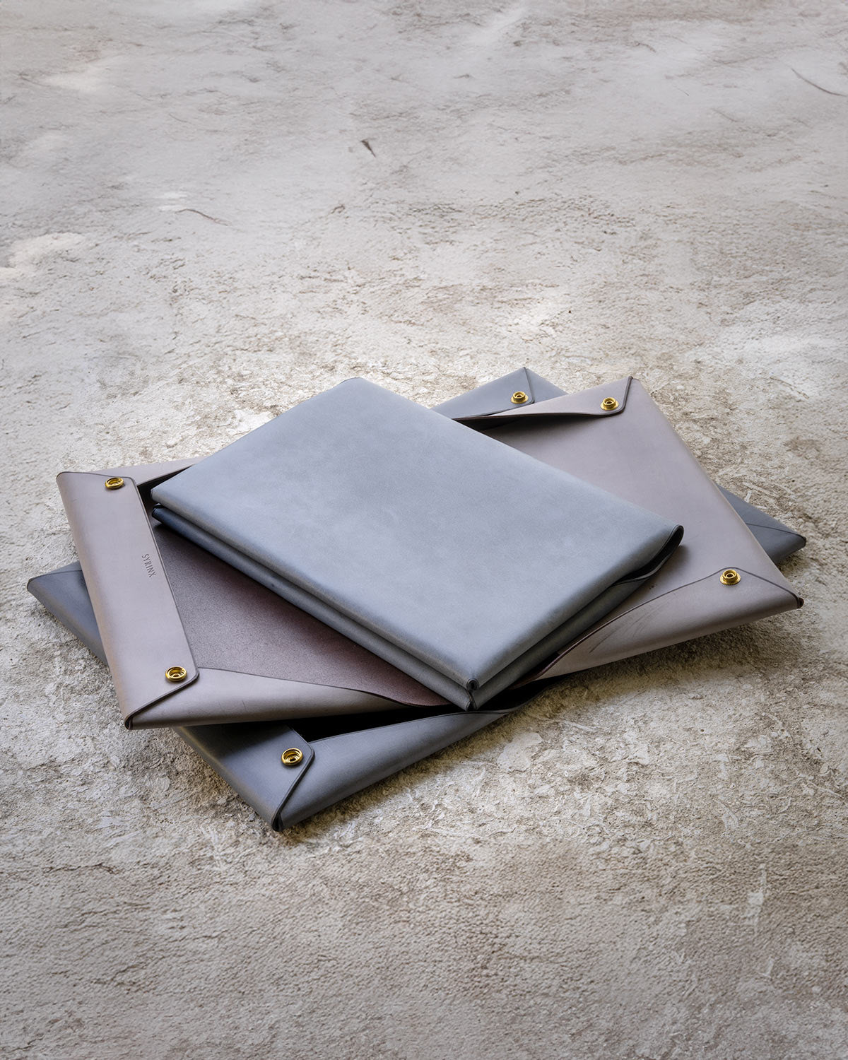 SYRINX Tsutsumu A3 - Foschia ネイビー 一枚革で包むドキュメントケース Tsutsumu® A3 - Foschia - | 霧を纏う