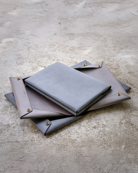 SYRINX Tsutsumu A3 - Foschia ネイビー 一枚革で包むドキュメントケース Tsutsumu® A3 - Foschia - | 霧を纏う