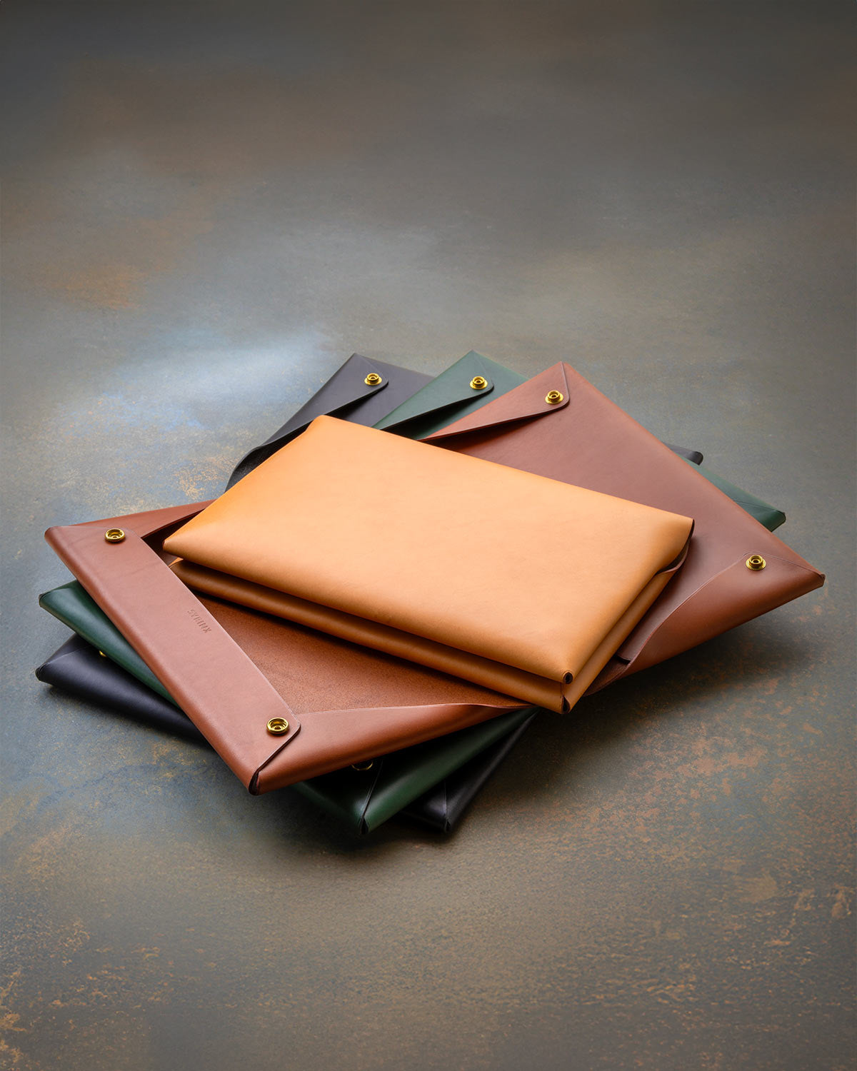 一枚革で包むドキュメントケース Tsutsumu® A3 - Liscio- | 色艶深まる