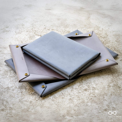 Document case wrapped in a single piece of leather |Tsutsumu® Clutch A3 Bi-Fold - Foschia| Waxed leather wrapped in mist