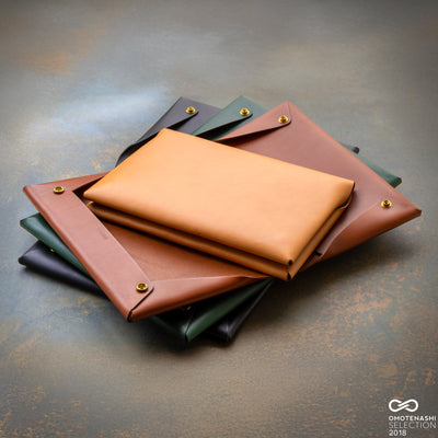 A document case wrapped in a single piece of leather |Tsutsumu® A3 - Liscio-| Smooth leather with a deep color and luster